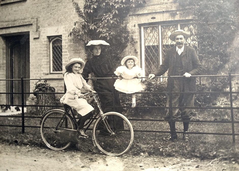 John Henry Thomas and Family outside North Lodge 1904