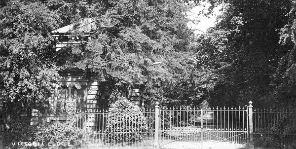 Victoria Lodge and Gate to Victoria Drive c1930